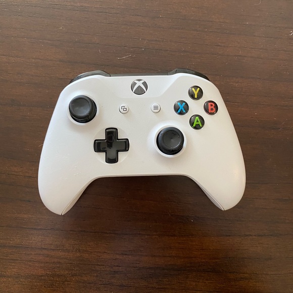 Xbox One 500GB 2 controllers, headset, recharge 🔋 - Picture 4 of 9